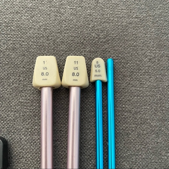 Set of knitting needles: #8, 9mm, 11, 5.5mm, 8mm, (1) #10 metal and wood. - Picture 2 of 10